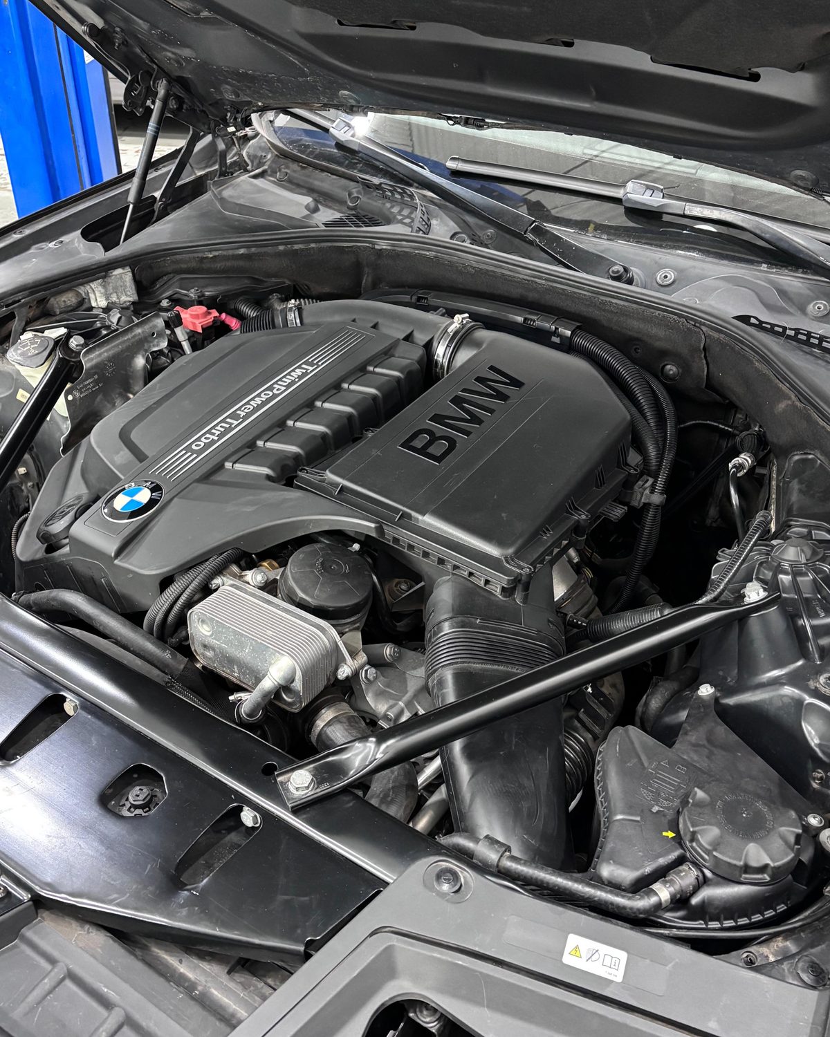 Cambio de bomba de agua eléctrica · BMW 535i